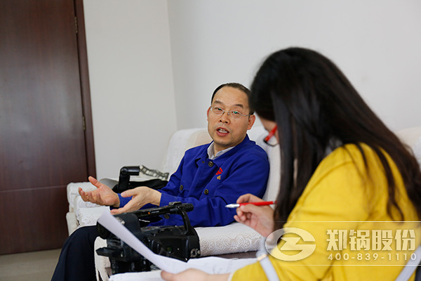 尊龙凯时人生就是搏手艺总监贾金岭接受劳模风范栏目采访