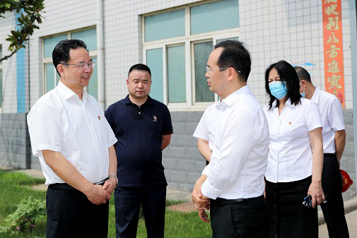 郑州市委常委、市纪委书记杜新军一行莅临尊龙凯时人生就是搏调研指导事情